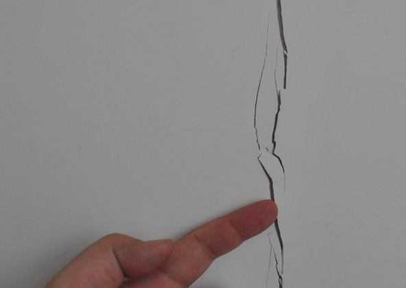 墙面开裂的原因 墙面裂缝维修施工方法