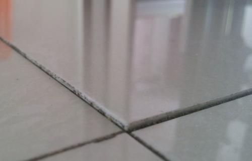 地砖翘起来了如何修复 用什么胶水修复