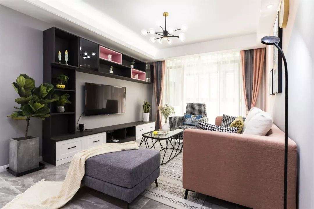 90㎡北欧风三居，灰色与粉色的搭配，高级又养眼！
