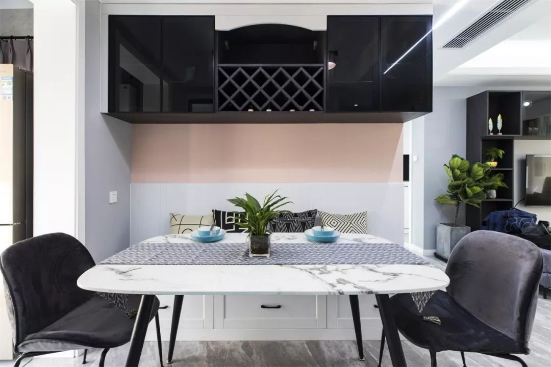 90㎡北欧风三居，灰色与粉色的搭配，高级又养眼！