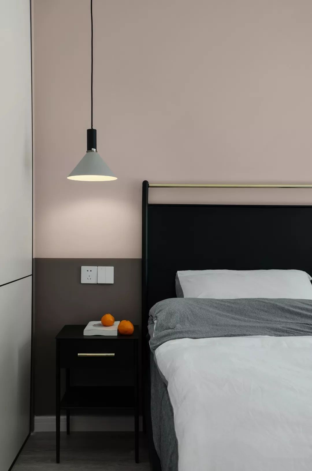 灰调空间点缀一点复古绿，这个小三居，高雅而有诗意！