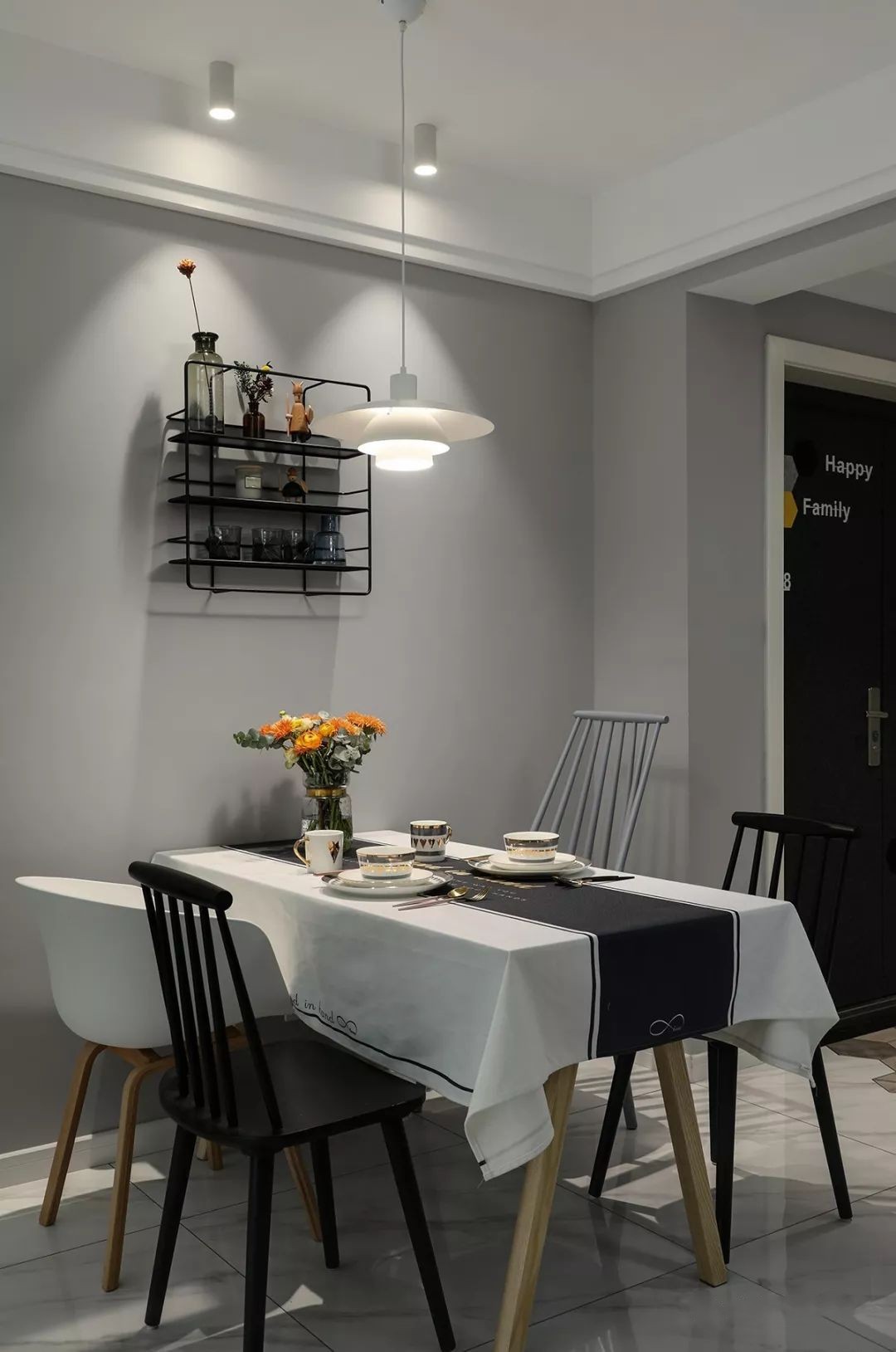 灰调空间点缀一点复古绿，这个小三居，高雅而有诗意！