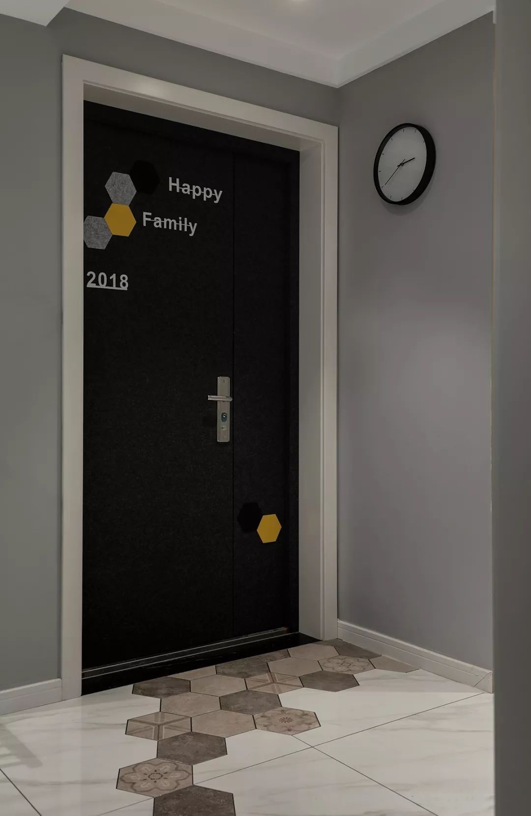 灰调空间点缀一点复古绿，这个小三居，高雅而有诗意！