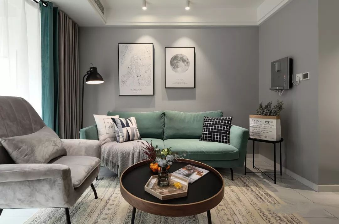 灰调空间点缀一点复古绿，这个小三居，高雅而有诗意！