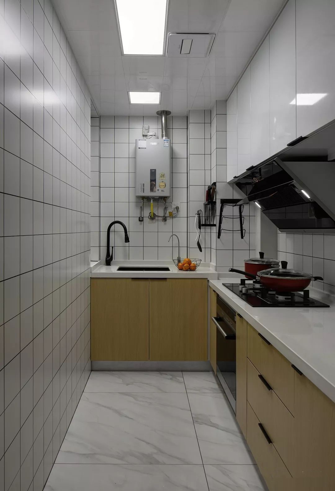 灰调空间点缀一点复古绿，这个小三居，高雅而有诗意！